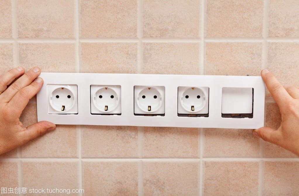 男人動(dòng)手整理安裝墻壁電插座，10年電工都夸的操作步驟，省錢又安全